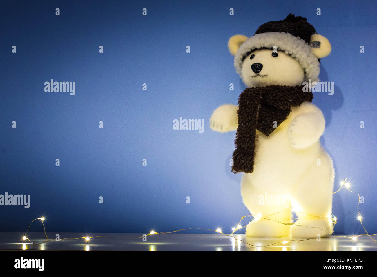 Blau Weihnachten Hintergrund, Hintergrundbild, mit stehender Eisbär Marionette, string Lichter, mit kopieren. Stockfoto