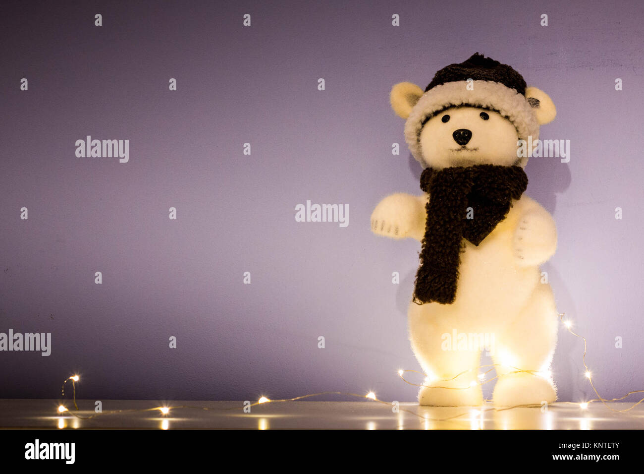 Grau lila Weihnachten Hintergrund, Hintergrundbild, mit stehender Eisbär Marionette, string Lichter, mit kopieren. Stockfoto