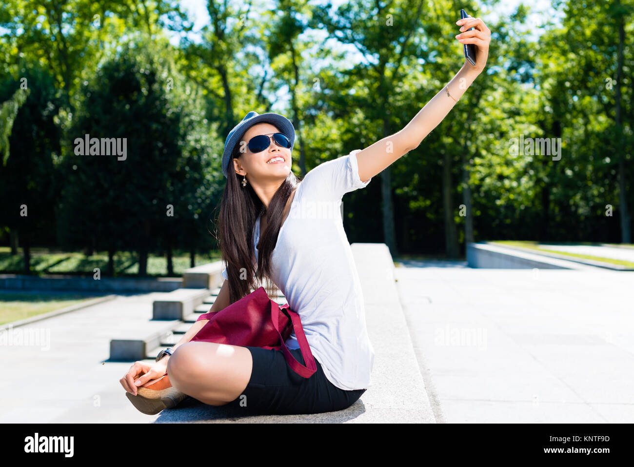 Junge asiatische Frau, die selfie Bilder Stockfoto