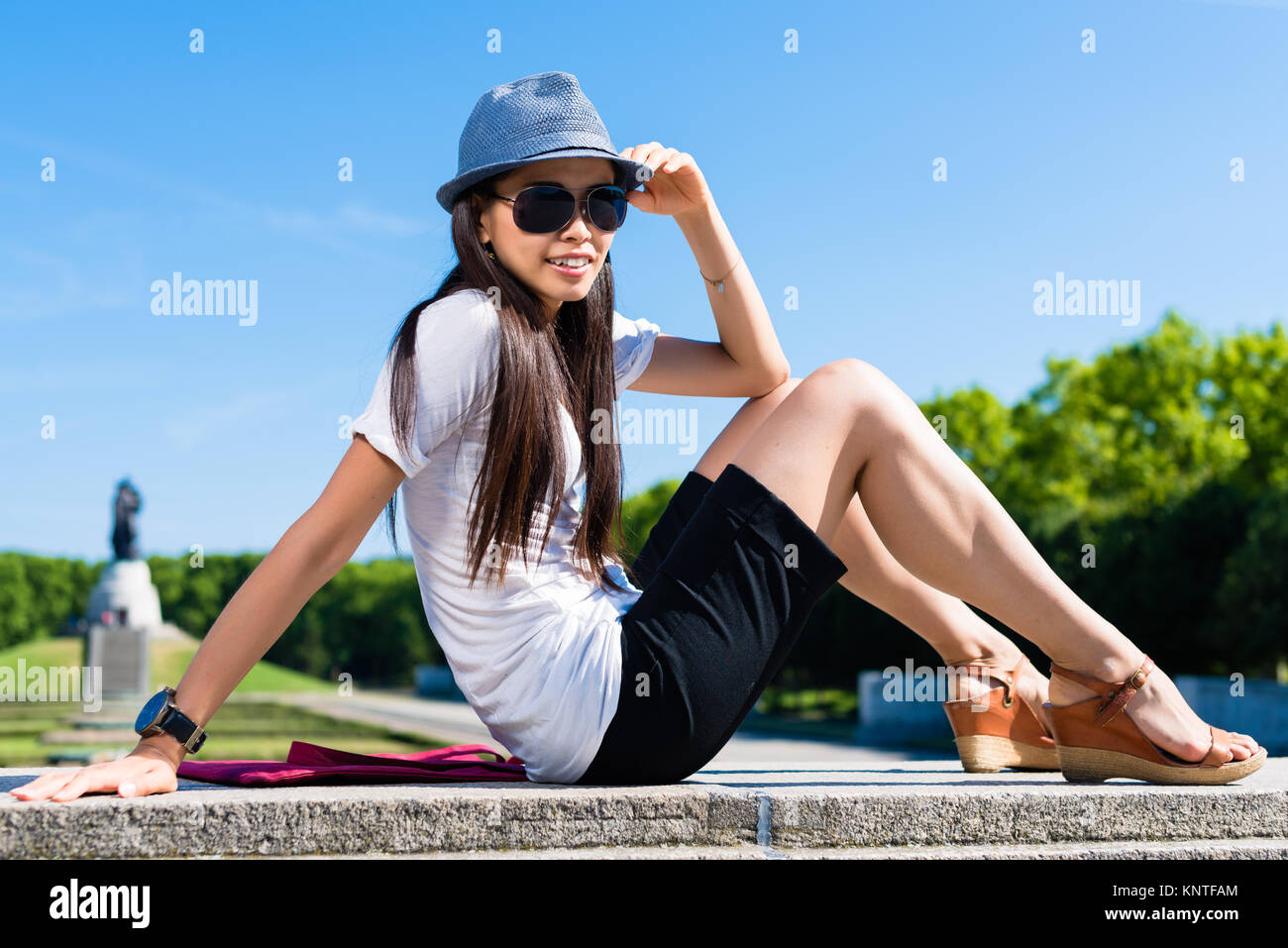 Junge asiatische Frau im Park lächelnd Stockfoto