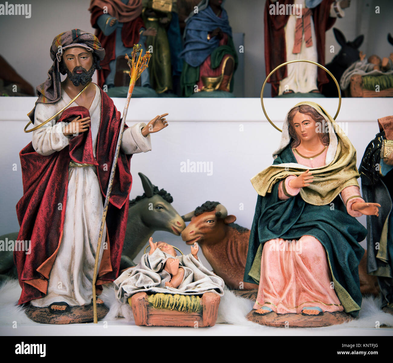 Einige klassische Figuren mit der Darstellung der Heiligen Familie, das Kind Jesus, der Jungfrau Maria und den hl. Josef, und der Esel und der Ochse auf Verkauf in einem christma Stockfoto