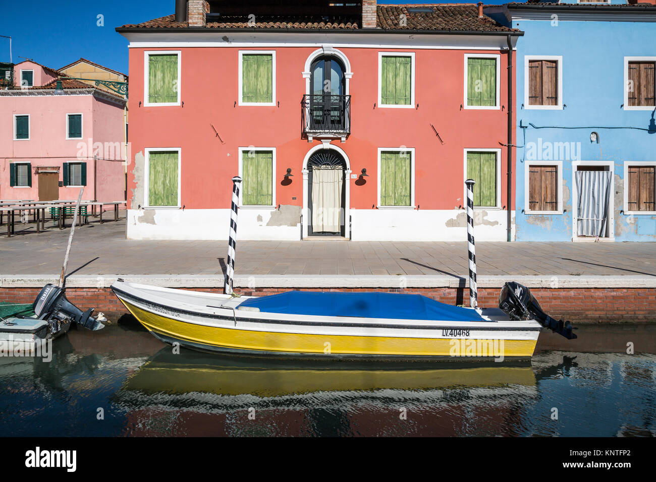 Die bunten Gebäude, Kanäle und Boote im venezianischen Dorf Burano, Venedig, Italien, Europa. Stockfoto