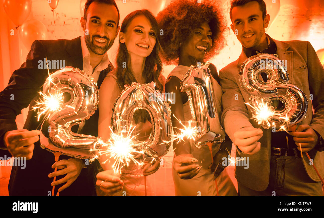 Partei Personen Frauen und Männer feiern Silvester 2018 Stockfoto