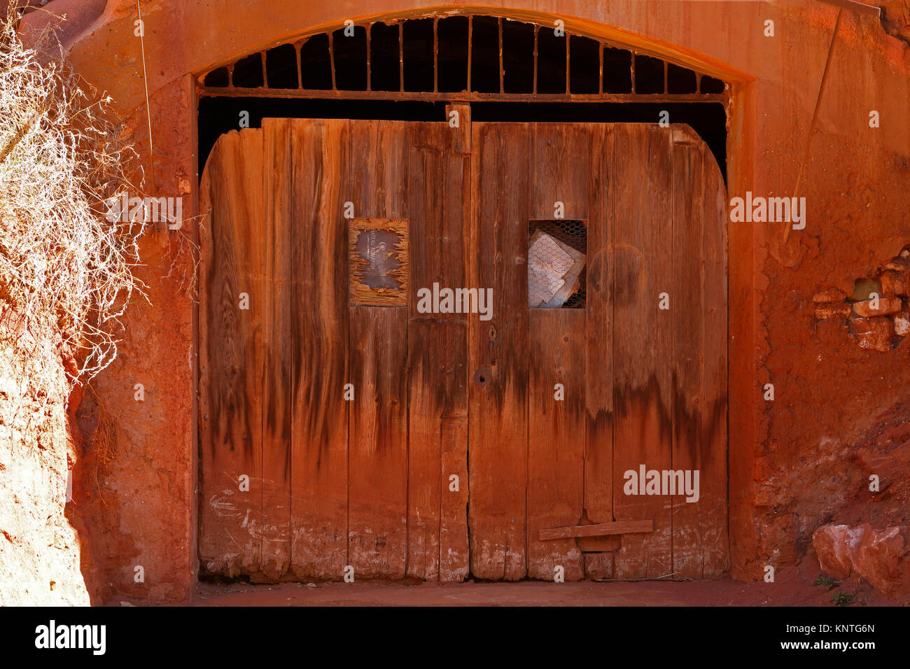 Ocker rote Erde, alte Holztür, rot Dorf, schönsten Dörfer von Frankreich, rot Dorf Roussillon (Vaucluse), Frankreich Stockfoto