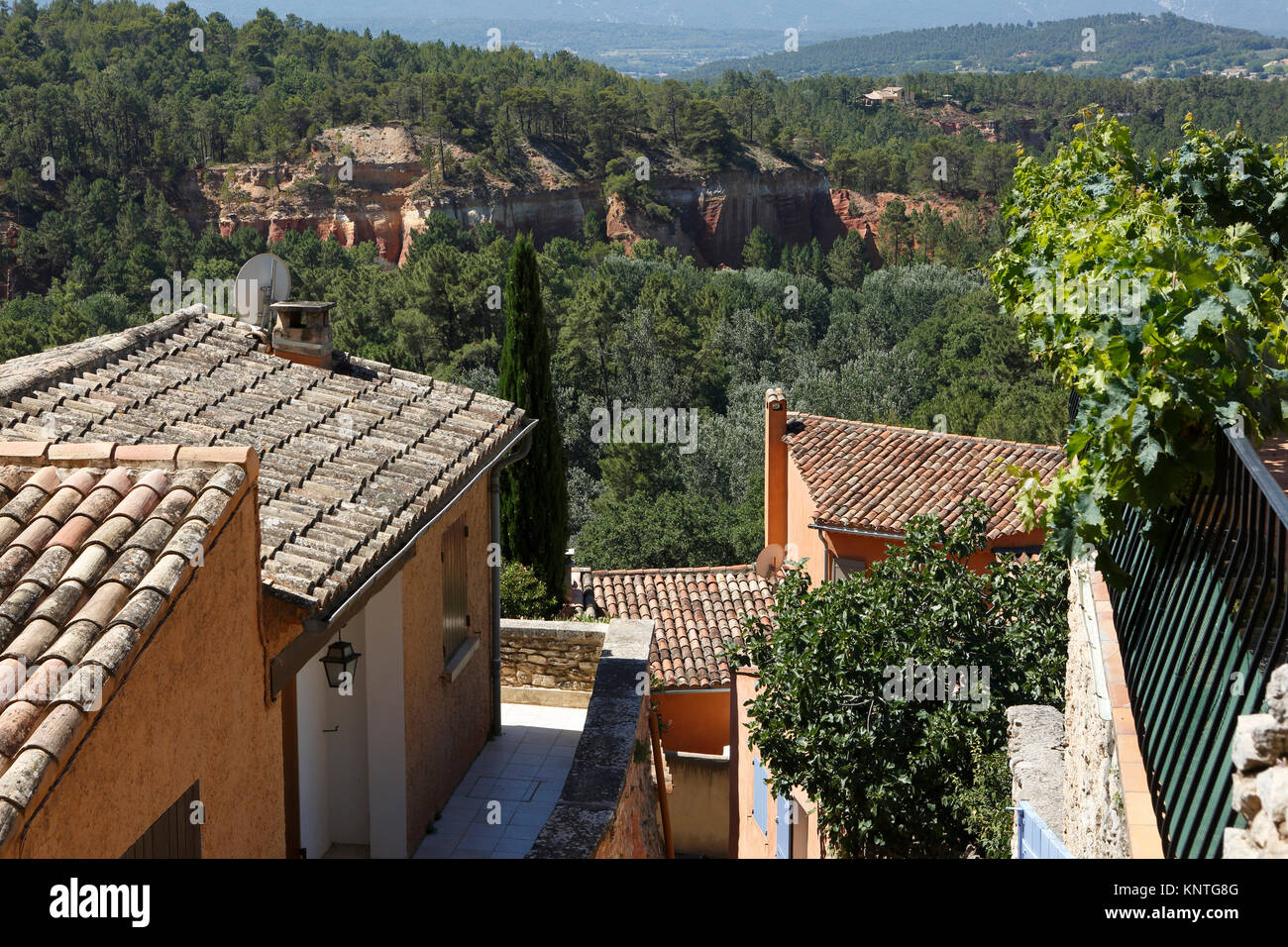 Blick auf die Altstadt, die schönsten Dörfer Frankreichs, rot Dorf Roussillon (Vaucluse), Provence-Alpes-Côte d'Azur, Frankreich Stockfoto