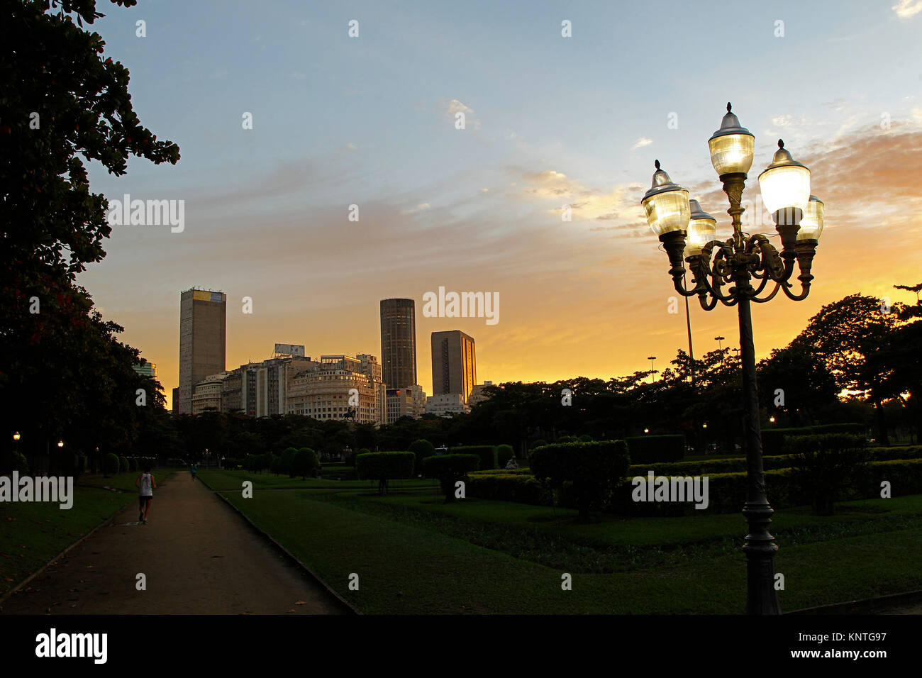 Sonnenaufgang am Pariser Platz mit einem alten Lamp Post auf der rechten Seite, Rio de Janeiro, Brasilien Stockfoto