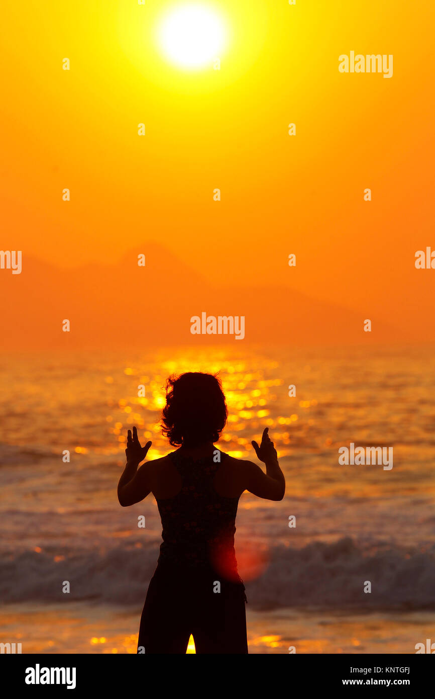 Frau tun, Tai Chi Chuan am frühen Morgen am Strand von Copacabana, Rio de Janeiro, Brazi Stockfoto