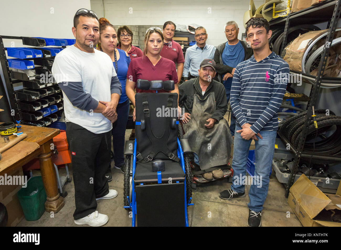 Nogales, Sonora, Mexiko - das Personal an ARSOBO, eine gemeinnützige Werkstatt, die Neueinstellungen von Arbeitnehmern mit Behinderungen Rollstühle, Prothesen zu machen, und hören Stockfoto
