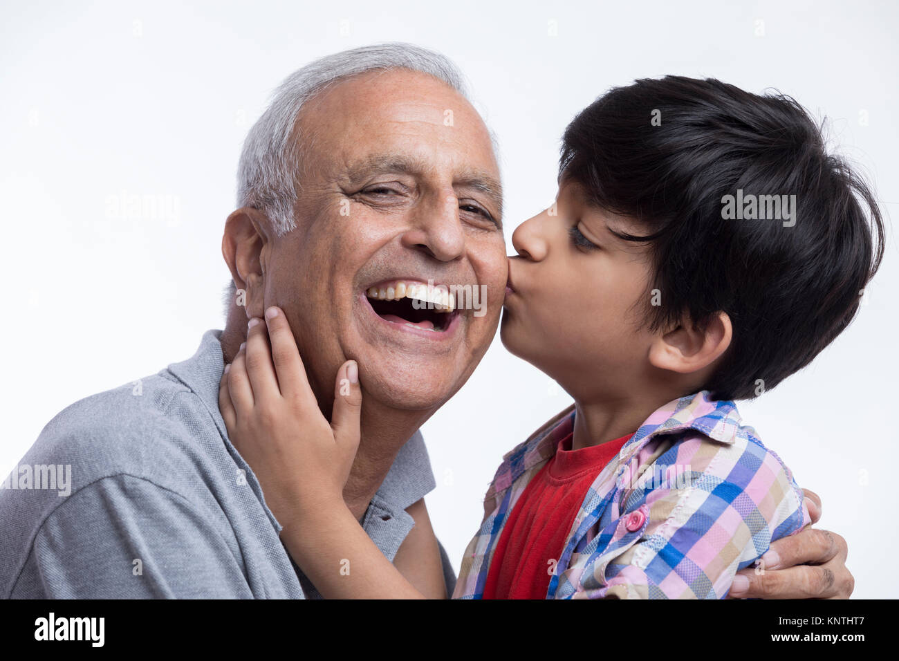 Enkel küssen sein Großvater Stockfoto