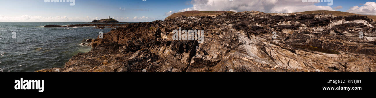 Panoramablick über Gwithian Sands von der Oberseite des schroffen Klippen auf godrevy Point und Leuchtturm. Stockfoto