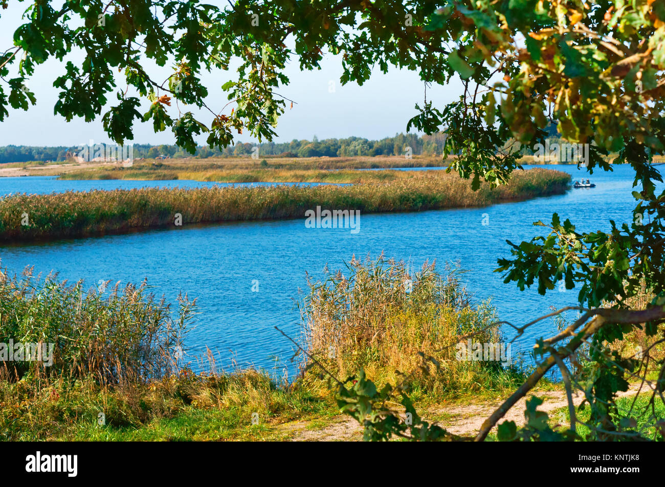 See oder Teich zum Angeln, die Fischer auf dem Boot, die Landschaft ist schön Teich Stockfoto