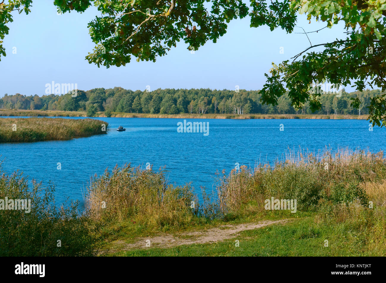 See oder Teich zum Angeln, die Fischer auf dem Boot, die Landschaft ist schön Teich Stockfoto