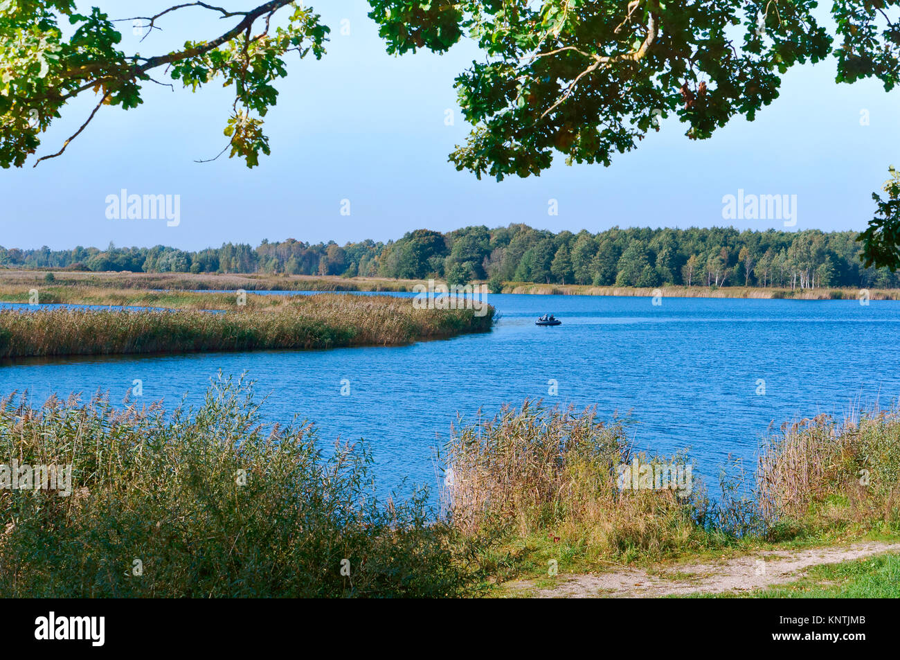 See oder Teich zum Angeln, die Fischer auf dem Boot, die Landschaft ist schön Teich Stockfoto
