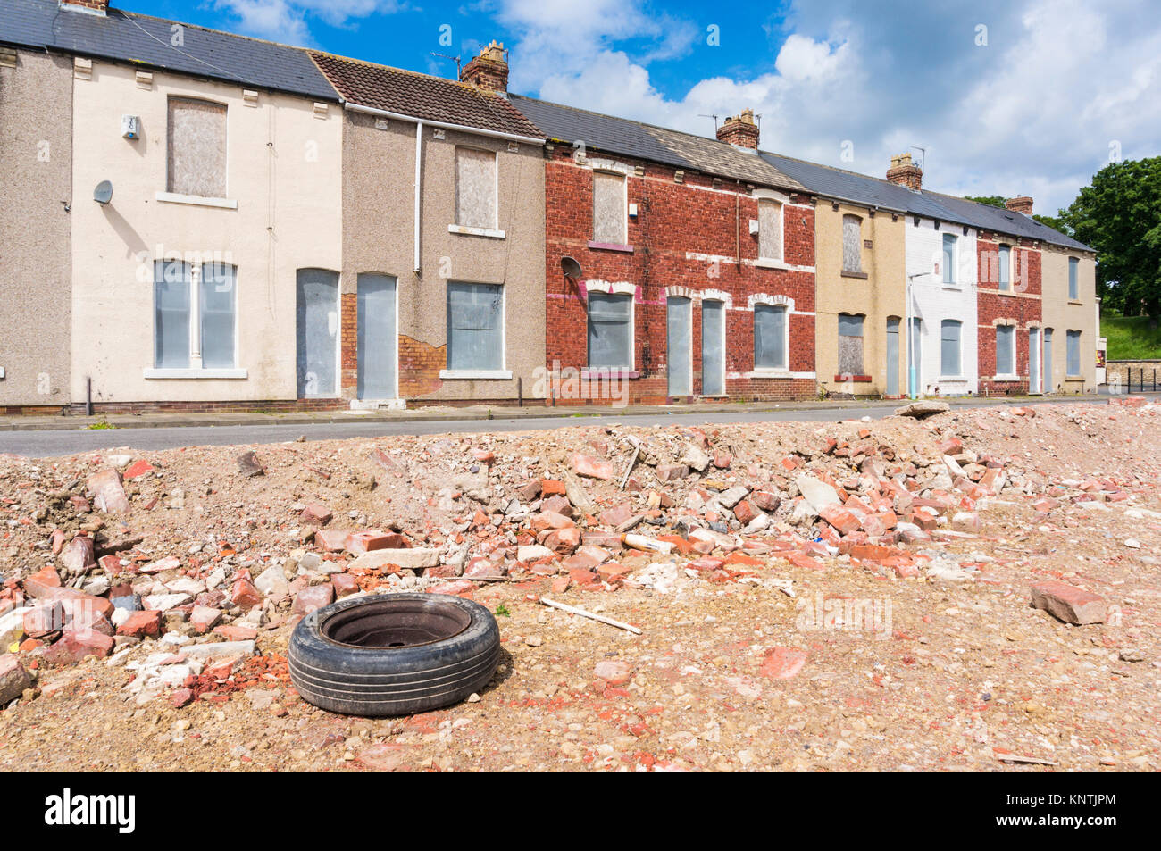 Heruntergekommene Reihenhäuser England Hartlepool, England verlassenen Häusern auf der Baustelle bereit für Abriss oder Sanierung Hartlepool Stockfoto