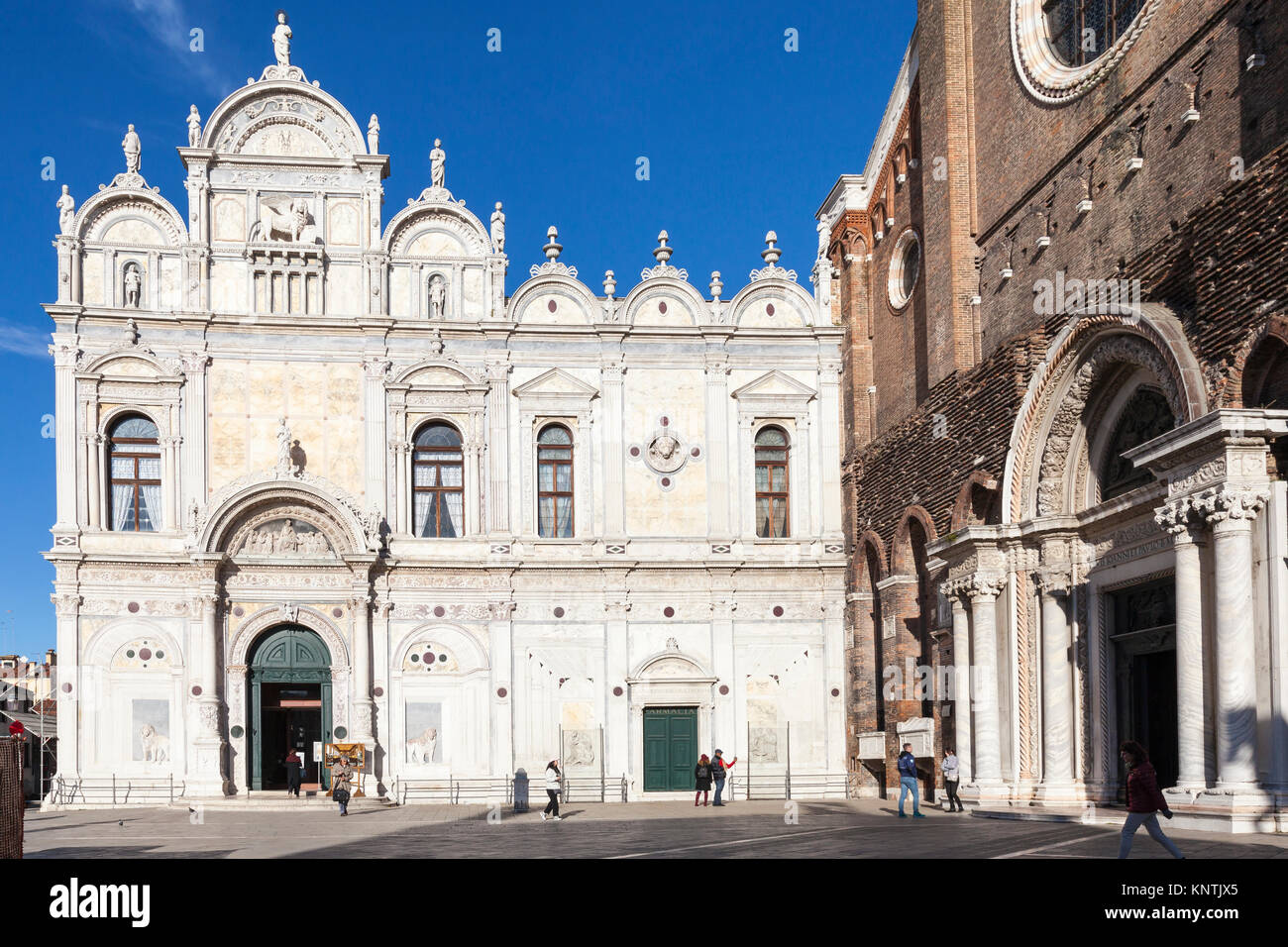 Scuola Grande San Marco, Castello, Venice, Italien die Außenfassade mit der Basilika di San Giovanni e Paolo auf der rechten Seite. Die Scuola ist jetzt ein Civic Stockfoto