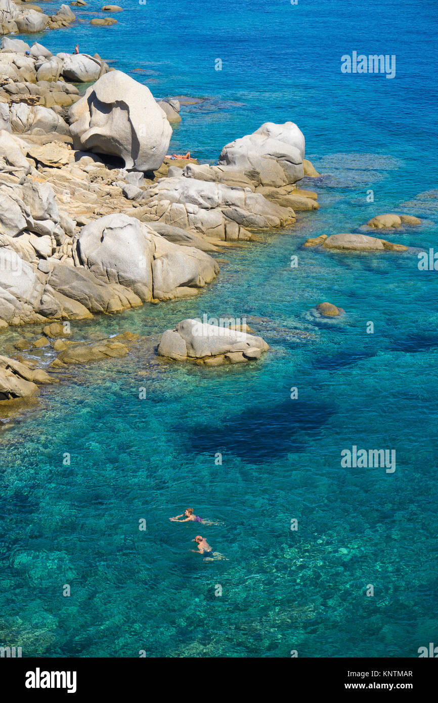 Baden und Schnorcheln in idyllischen felsige Küste mit Granitfelsen am Capo Testa, Santa Teresa di Gallura, Sardinien, Italien, Mittelmeer, Europa Stockfoto