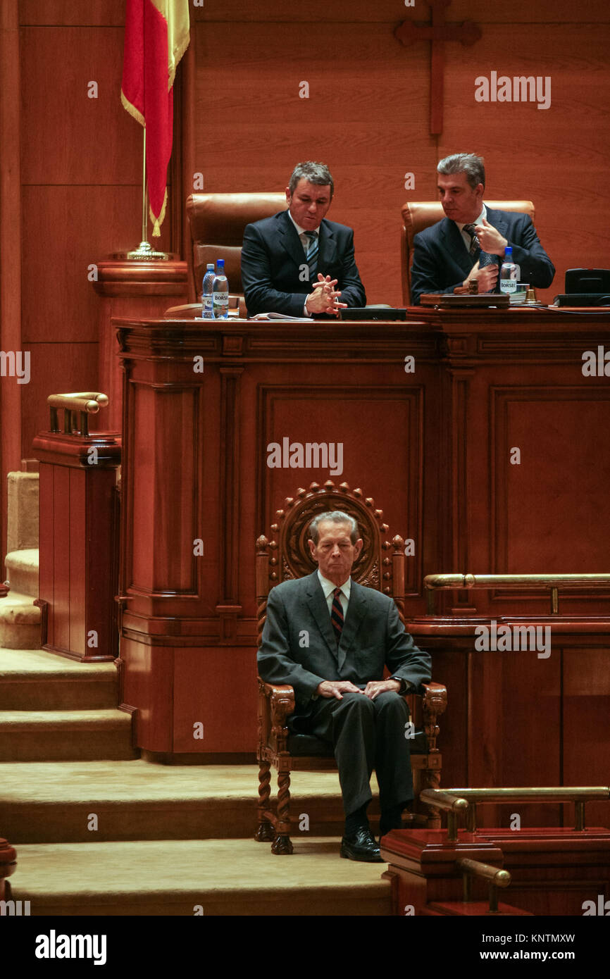 Bukarest, Rumänien - 25. OKTOBER 2011: König Michael von Rumänien während der ersten Rede vor dem rumänischen Parlament in Bukarest. Stockfoto