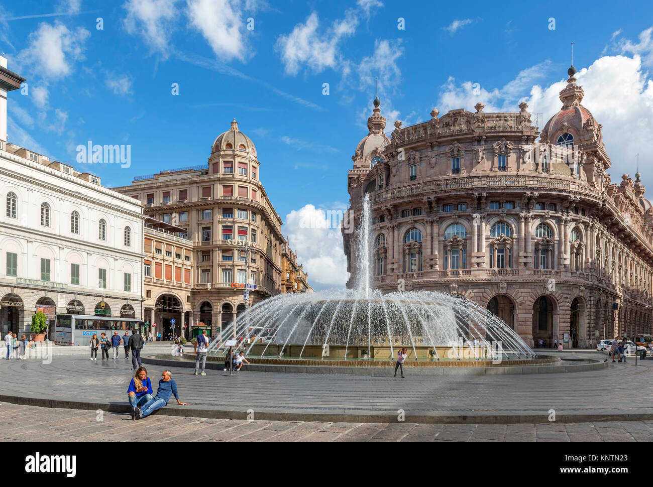 Brunnen auf der Piazza de Ferrari in der Altstadt, Genua, Ligurien, Italien Stockfoto