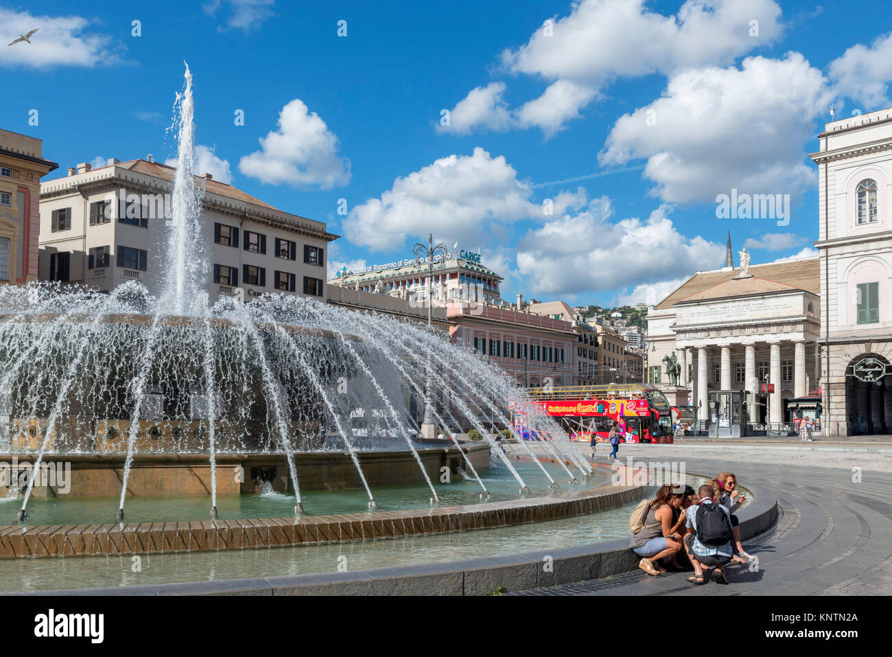 Brunnen auf der Piazza de Ferrari in der Altstadt, Genua, Ligurien, Italien Stockfoto