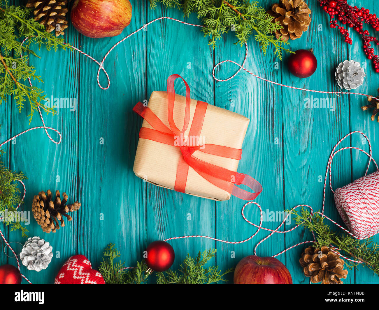 Weihnachten dunkelgrün Rahmen Hintergrund mit Tannenzapfen, rote Kugeln