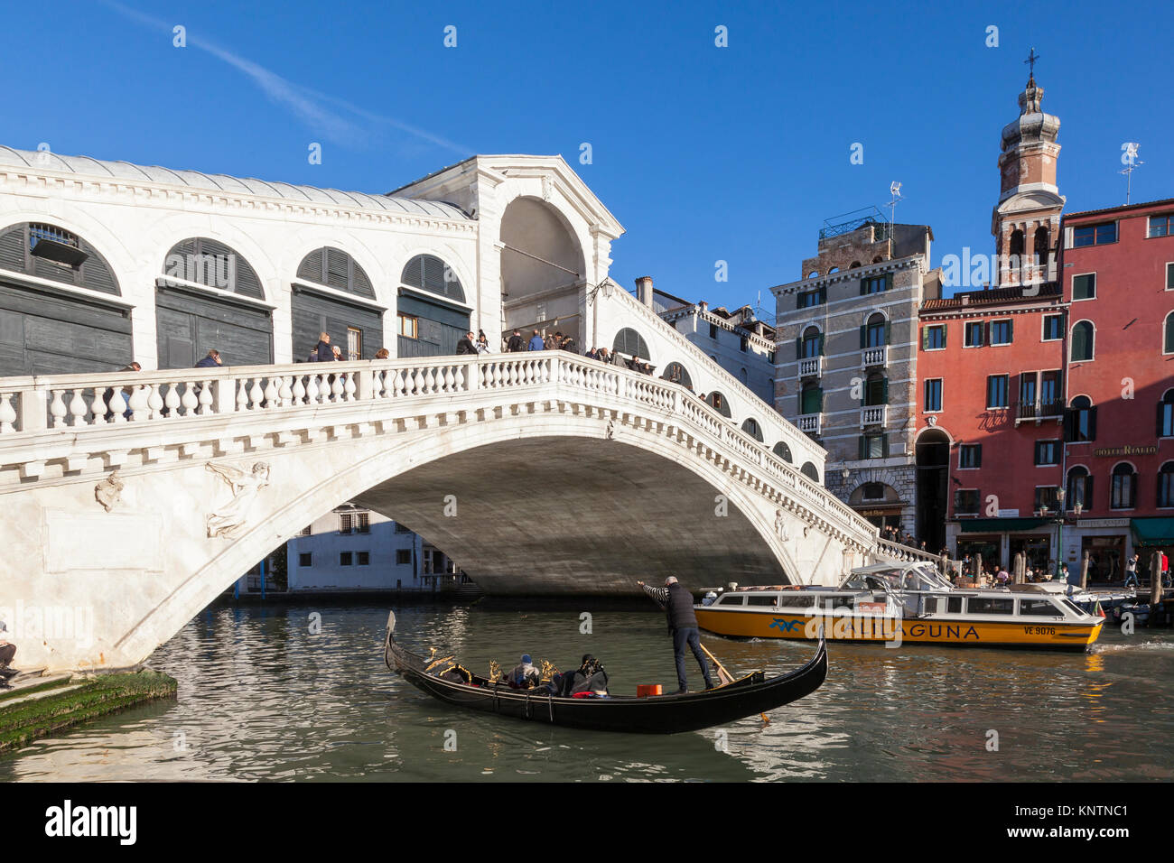Touristen in einer Gondel und einen Wasserbus Alilaguna Fähren unter der Rialto Brücke, Ponte di Rialto, Canale grande, Venedig, Italien Stockfoto