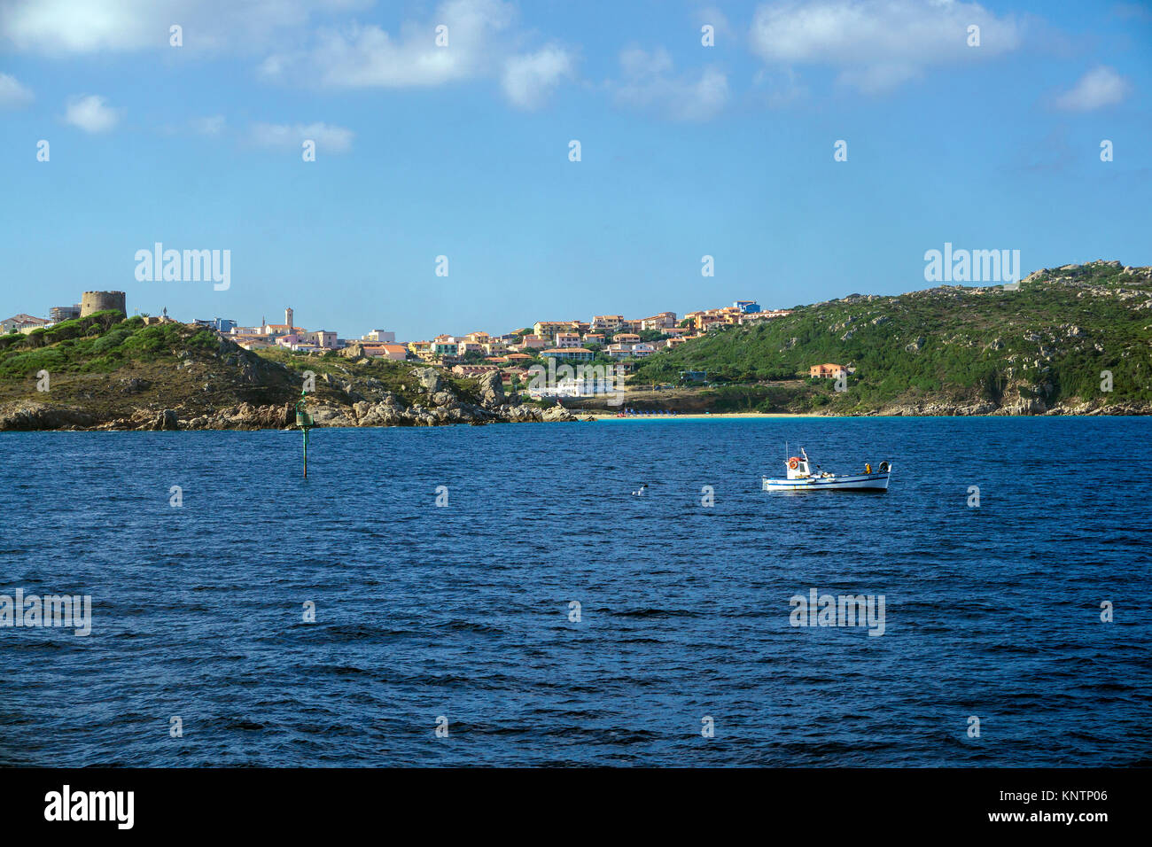 Fischerboot bei Santa Teresa di Gallura, linke Seite Torre di Longonsardo, Sardinien, Italien, Mittelmeer, Europa Stockfoto
