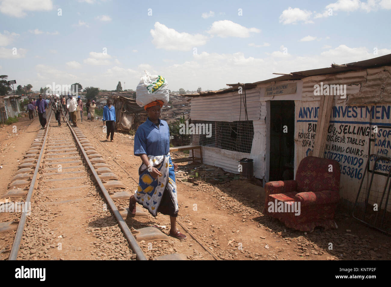 Das Leben entlang der Gleise, Kibera Slum, Nairobi, Kenia, Ostafrika Stockfoto