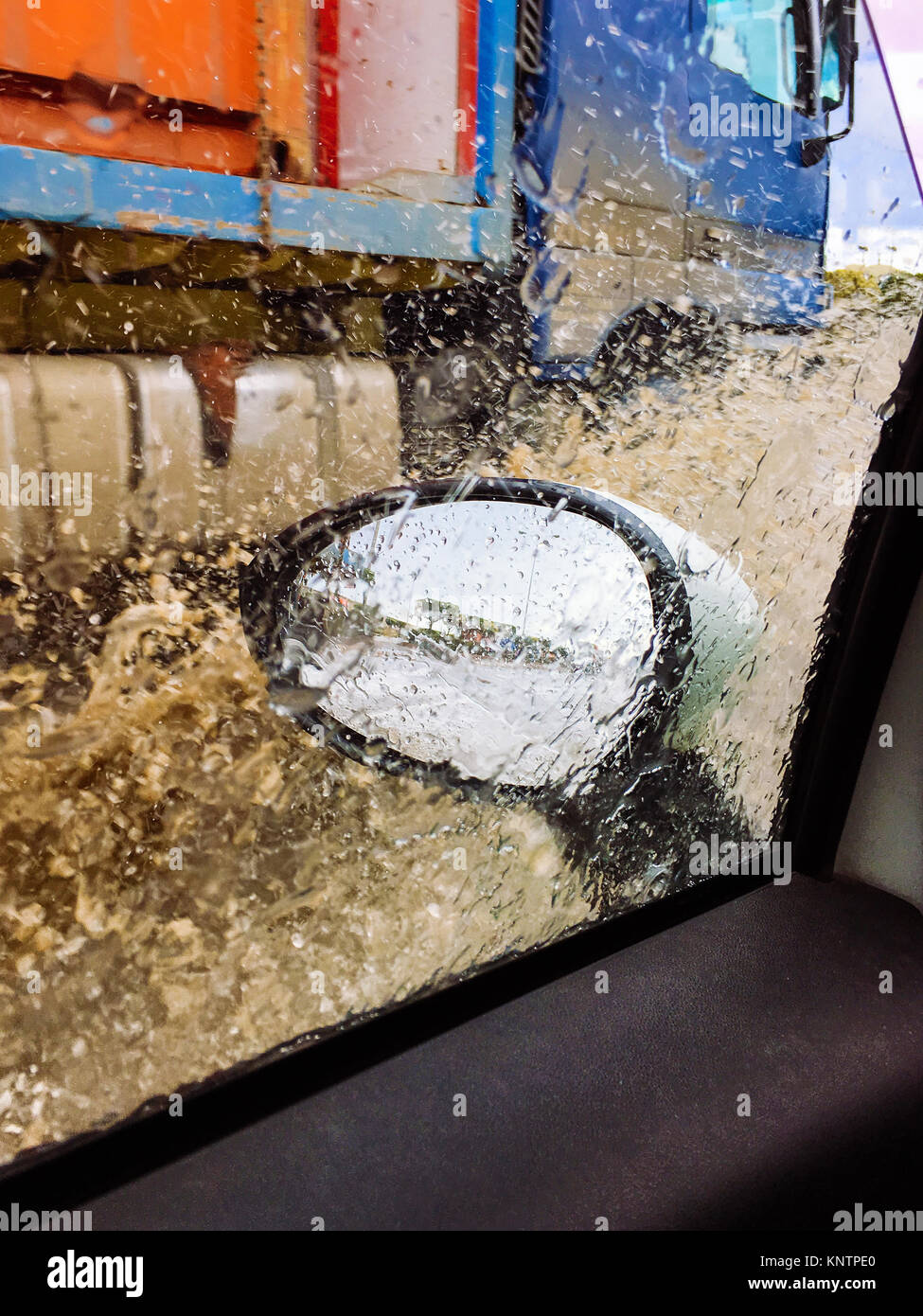 Schnelle LKW-Splash Wasser auf dem Auto Seitenfenster. Stockfoto