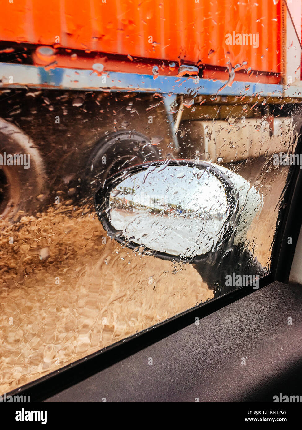 Schnelle LKW-Splash Wasser auf dem Auto Seitenfenster. Stockfoto