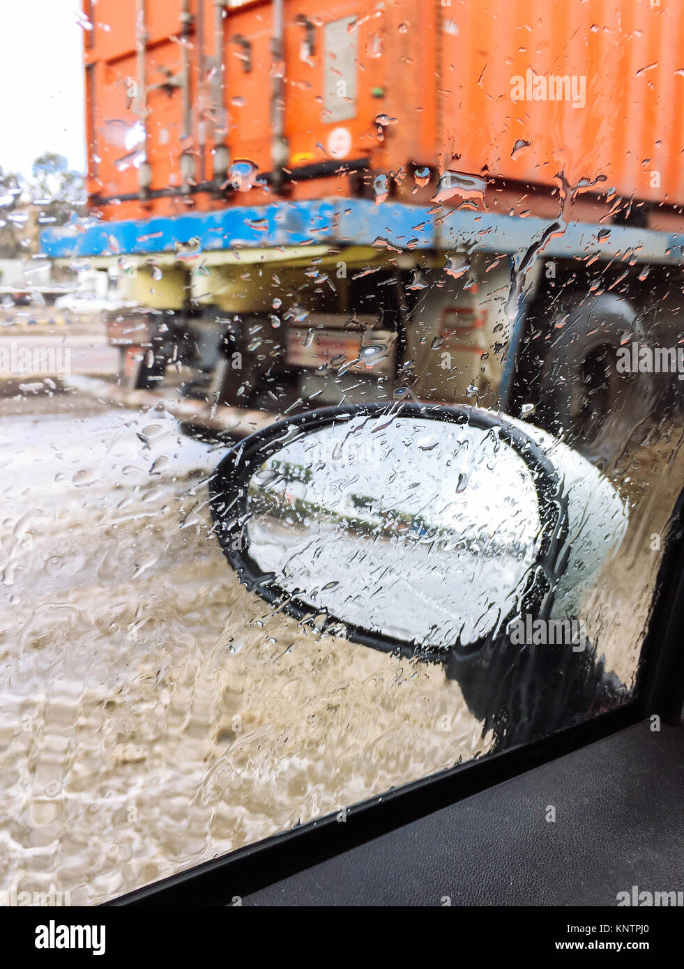 Schnelle LKW-Splash Wasser auf dem Auto Seitenfenster. Stockfoto