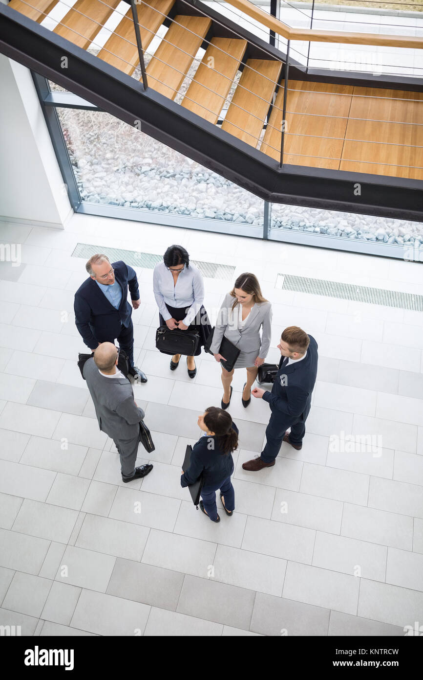 Hohe Betrachtungswinkel von männlichen und weiblichen Führungskräften diskutieren im Büro Lobby Stockfoto