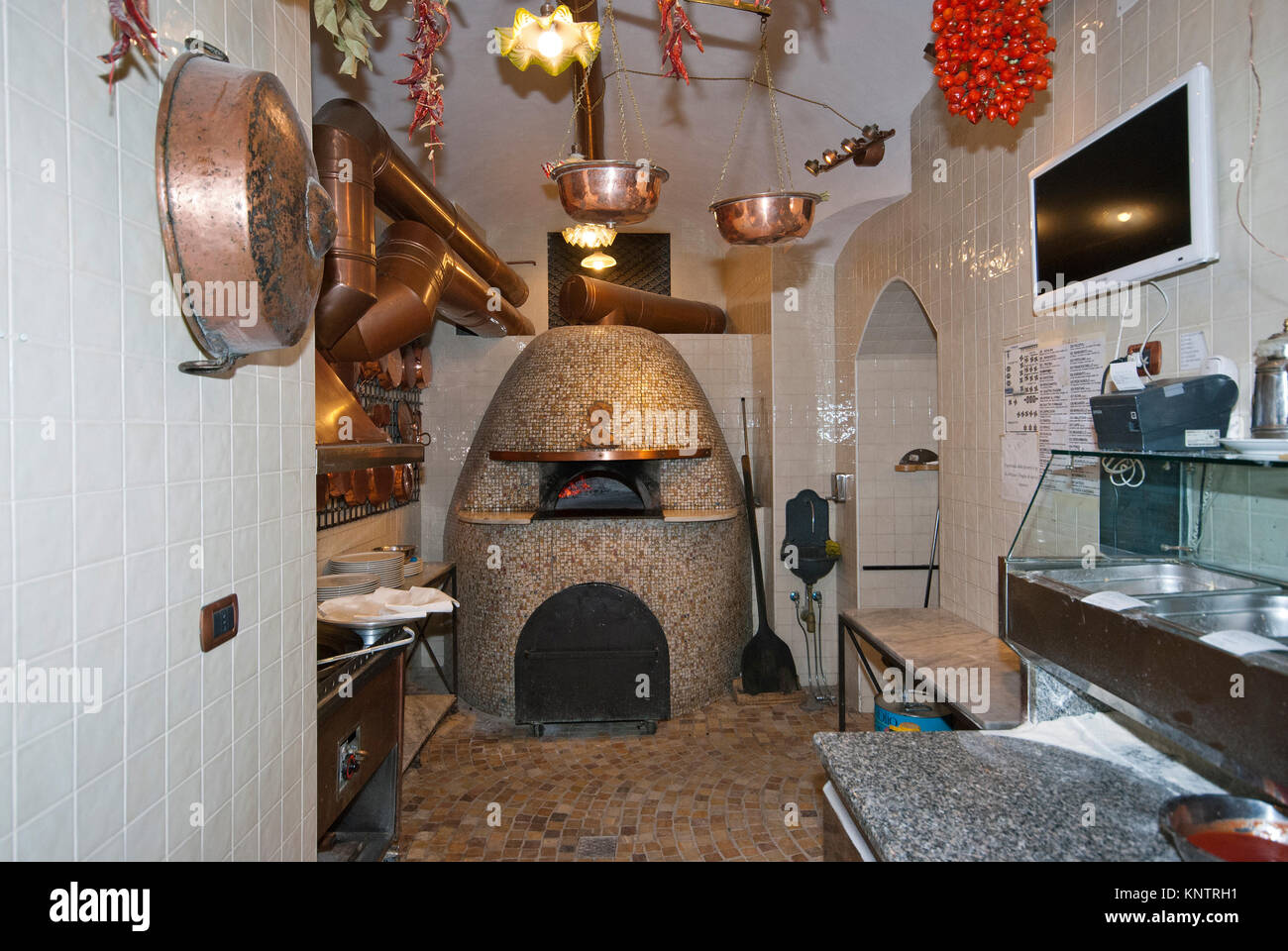 Küche und Holzofen der Pizzeria "Le Sorelle Bandiera', Neapel, Kampanien, Italien Stockfoto