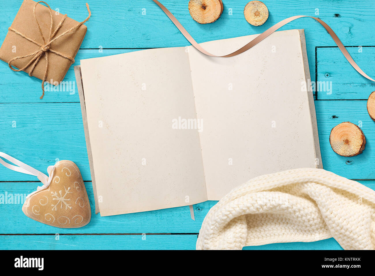Mock up Leere Notepad öffnen, Weihnachten Geschenke auf einem türkisfarbenen Holz- Hintergrund mit Platz für Ihren Text Stockfoto