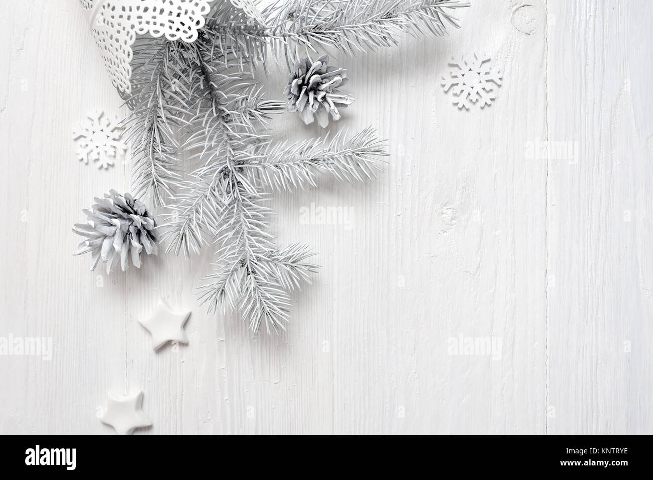 Mockup Weihnachten weiß Baum und Kegel. Flatlay auf einem weißen Hintergrund, aus Holz mit Platz für Ihren Text Stockfoto