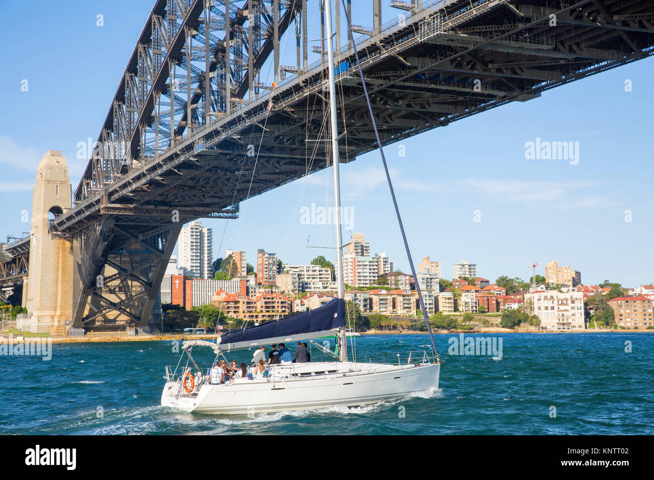 Freunde Segel yacht unter der Sydney Harbour Bridge, Sydney, Australien Stockfoto