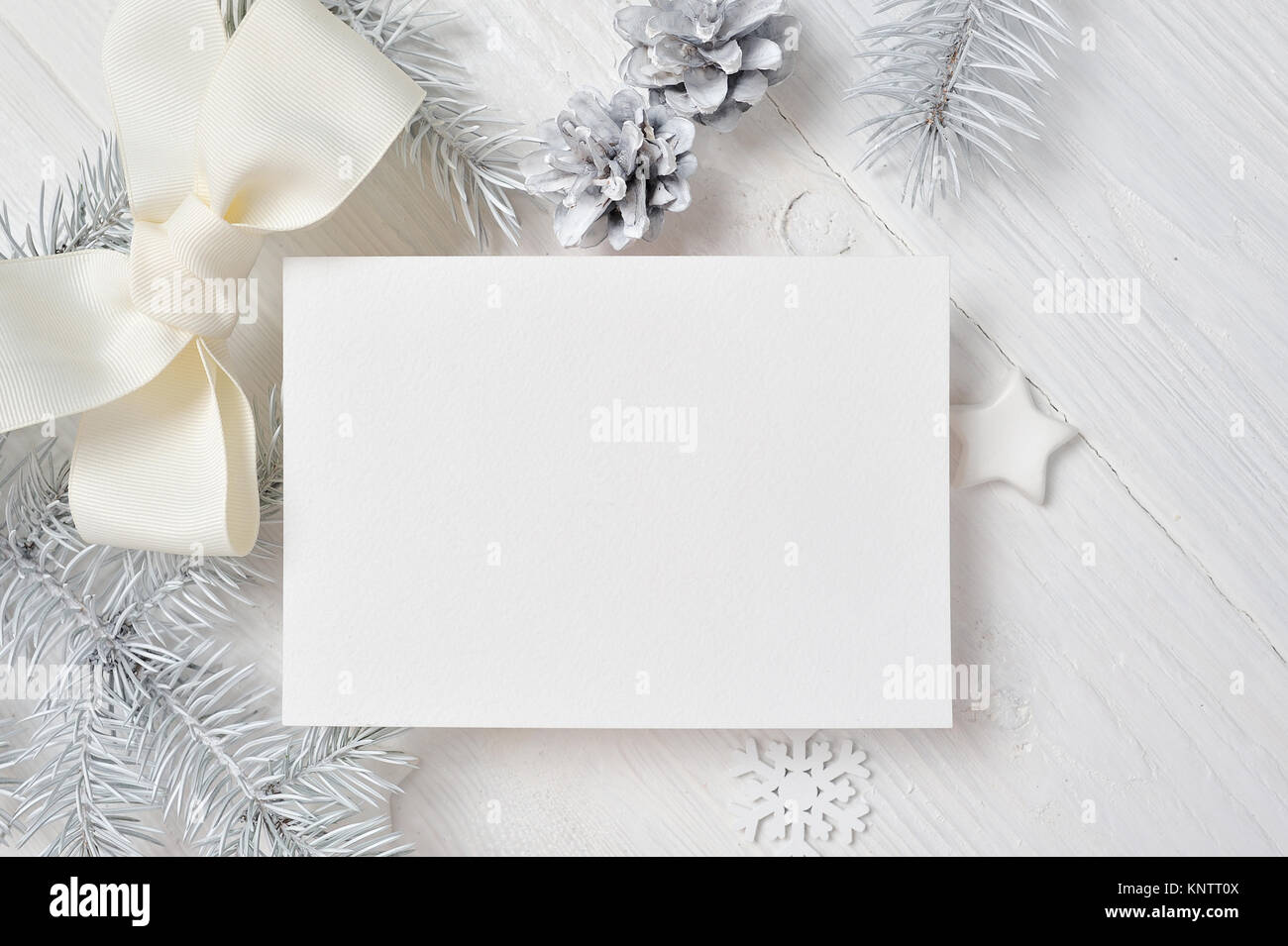 Mockup Weihnachten Grußkarten mit weißen Baum und Kegel, flatlay auf einem weißen Hintergrund, aus Holz mit Platz für Ihren Text Stockfoto