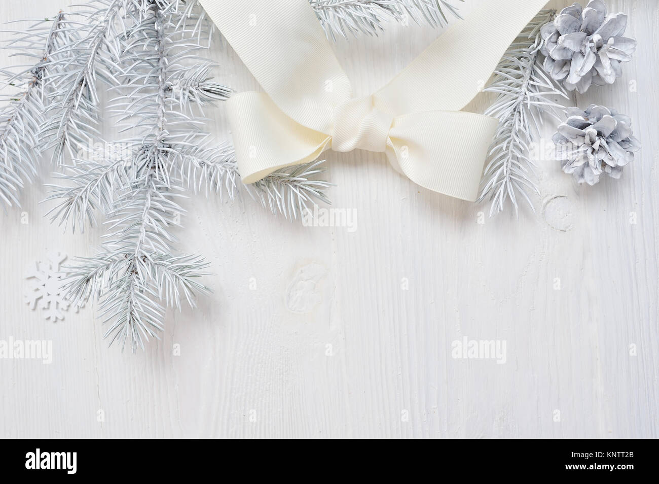 Mockup Weihnachten weiß Baum und Kegel, Schleife. Flatlay auf einem weißen Hintergrund, aus Holz mit Platz für Ihren Text Stockfoto