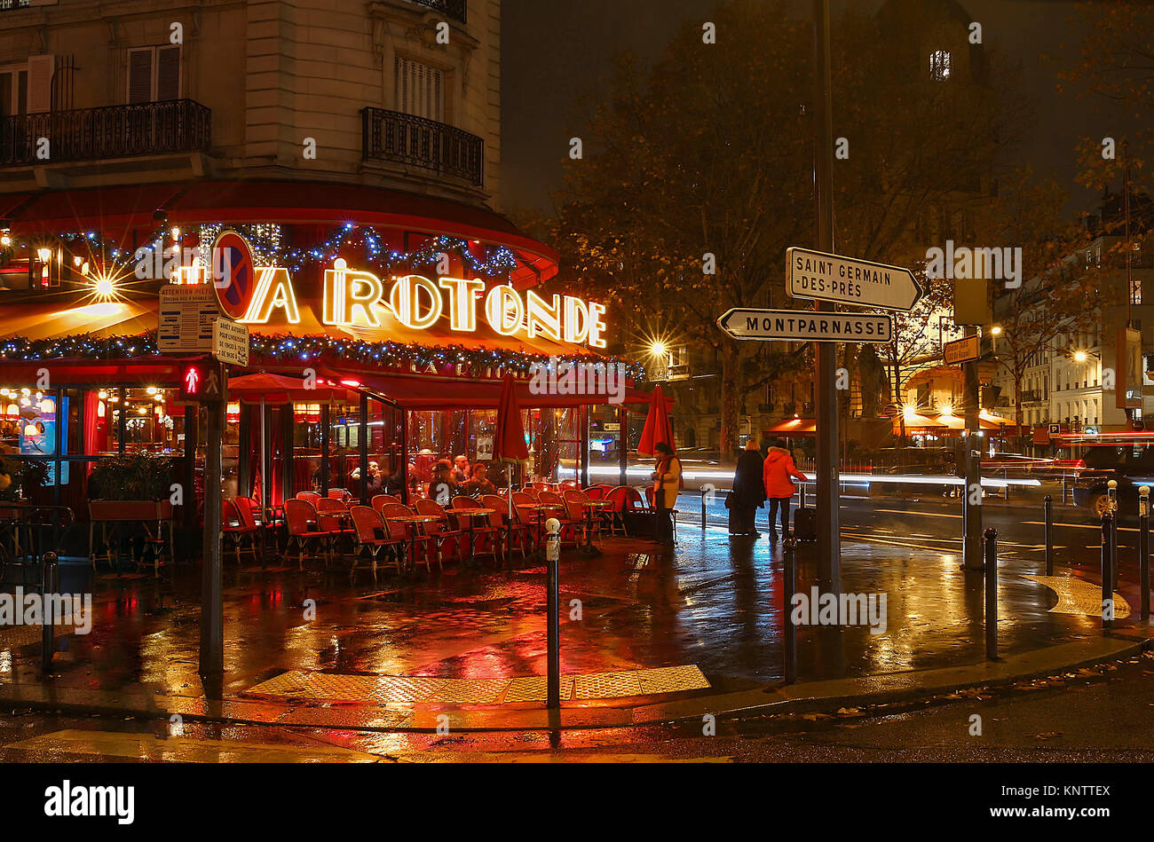 Das berühmte Café La Rotonde für Weihnachten bei Nacht, Paris, Frankreich eingerichtet. Stockfoto