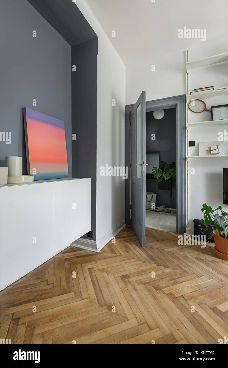 Im modernen skandinavischen Stil Wohnzimmer mit Fischgrätenmuster Holzboden Stockfoto