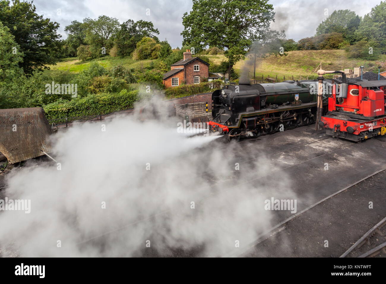 Southern Railway West Country Klasse 4-6-2 verlässt die coaling Bühne für Aufgaben auf dem Severn Valley Railway, Bridgenorth, Shropshire bereit Stockfoto