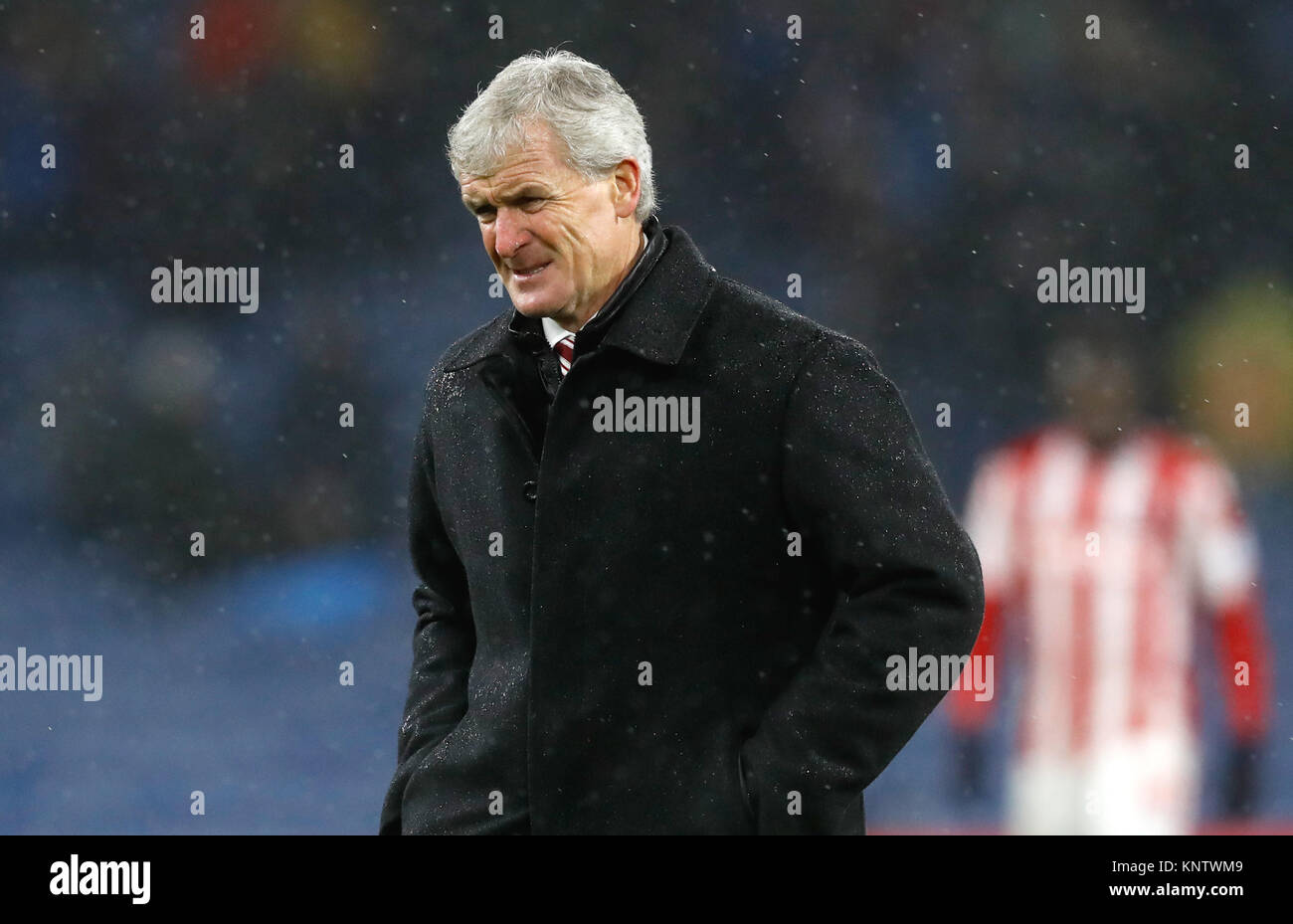Stoke City Manager Mark Hughes lässt sich die Tonhöhe in der Halbzeit der Premier League Spiel im Turf Moor, Burnley. Stockfoto