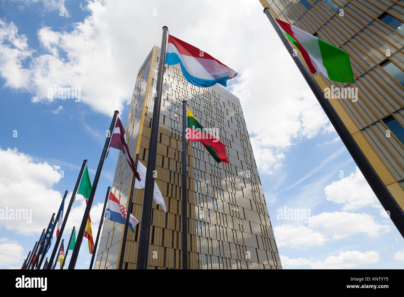 Europäische Flaggen am Europäischen Gerichtshof, EU-Gebäude, Kirchberg Plateau, Europäisches Zentrum, der Stadt Luxemburg, Luxemburg, Benelux Stockfoto