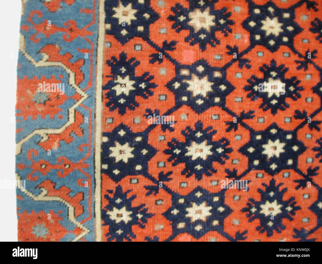 Dieser Teppich verfügt über dekorative symmetrische Muster und ein detailliertes Textildesign, das die traditionelle Handwerkskunst historischer Teppiche widerspiegelt. Stockfoto