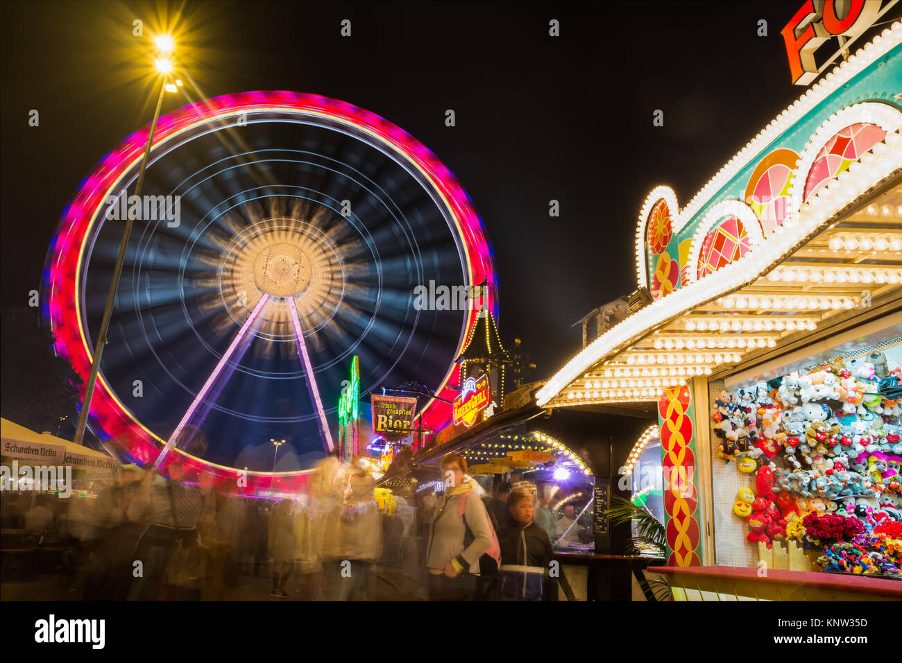 Bad Cannstatt Stuttgarter Volksfest Landschaft Oktoberfest Riesenrad leuchtet Stockfoto