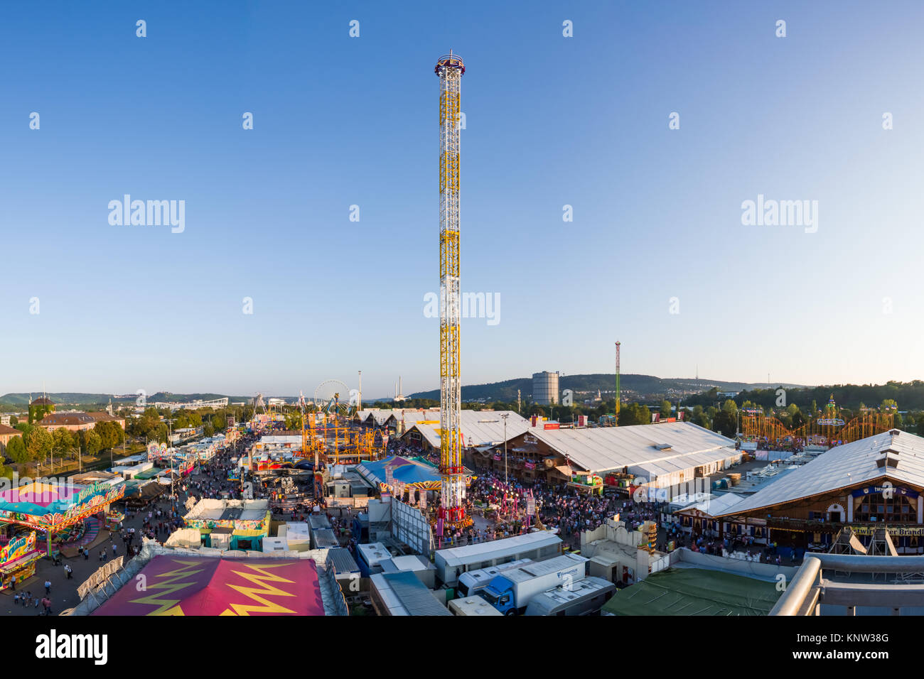 Drop Tower fahren Achterbahn Festival Stuttgart Deutschland Landschaft Sonnenuntergang Stockfoto