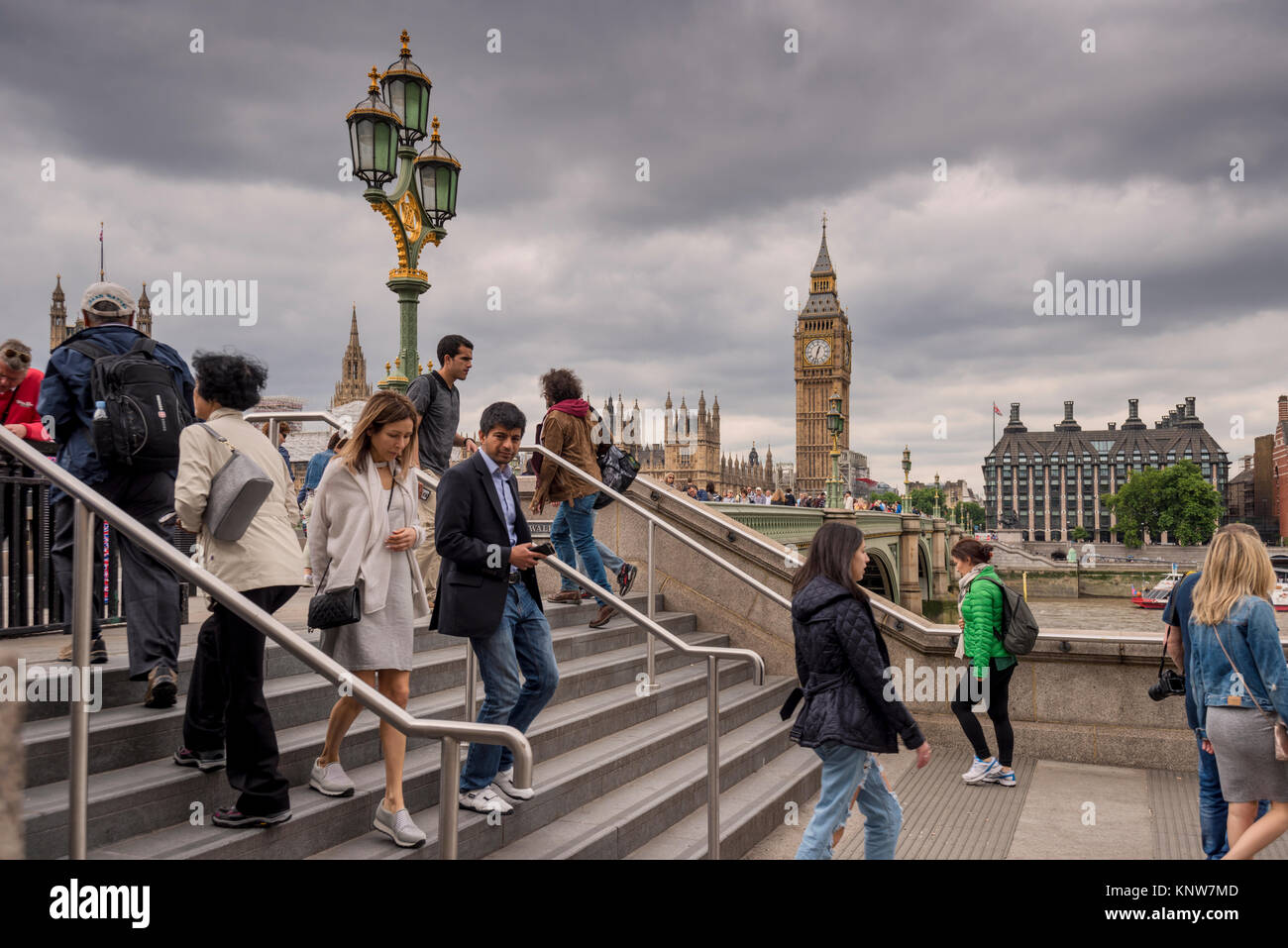 Touristen mit Westminster Bridge und Big Ben im Hintergrund, London, UK Stockfoto