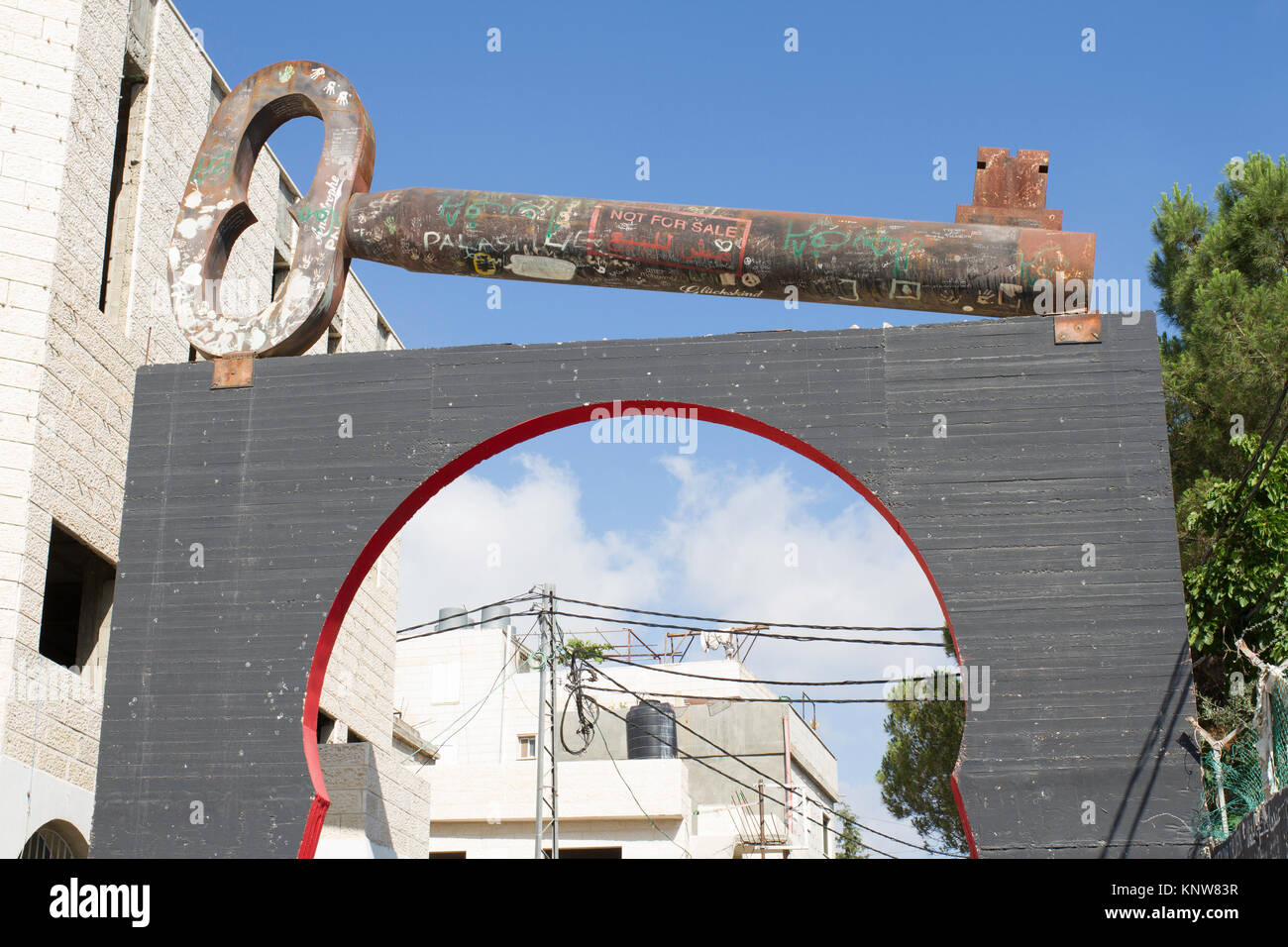 Riesige Schlüssel der Rückkehr über Eingang zu Aida Refugee Camp, Bethlehem, West Bank, Palästina. Stockfoto