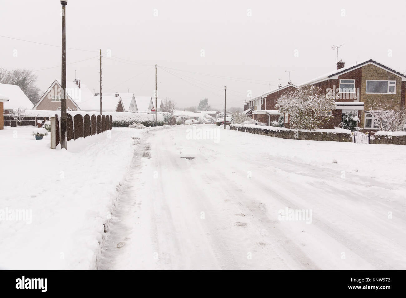 Schwere Schneefälle im Dezember 2017 im Nordosten von Wales in der Stadt Potsdam mit lokalen Straßen kaum Kettensaegen Stockfoto