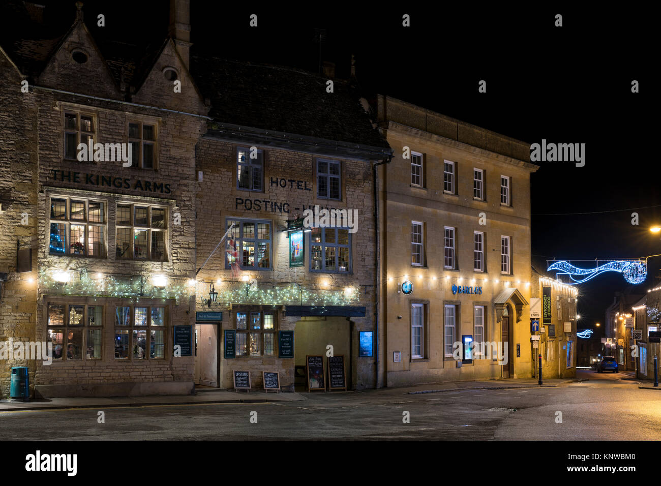 Das Kings Arms und Buchung Haus Hotel mit Weihnachtsschmuck in der Nacht. Verstauen auf der Wold, Cotswolds, Gloucestershire, England Stockfoto