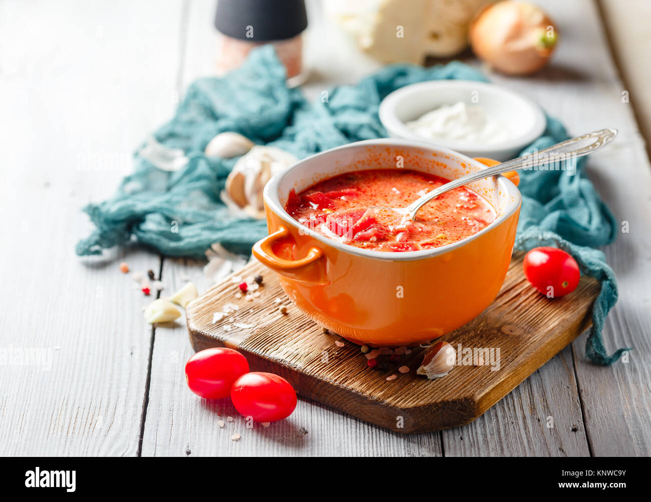 Traditionelle Suppe der Russischen und ukrainischen Küche borsch. Fleisch, Suppe mit Rüben im Orange Bowl auf einem hellen Hintergrund. Stockfoto